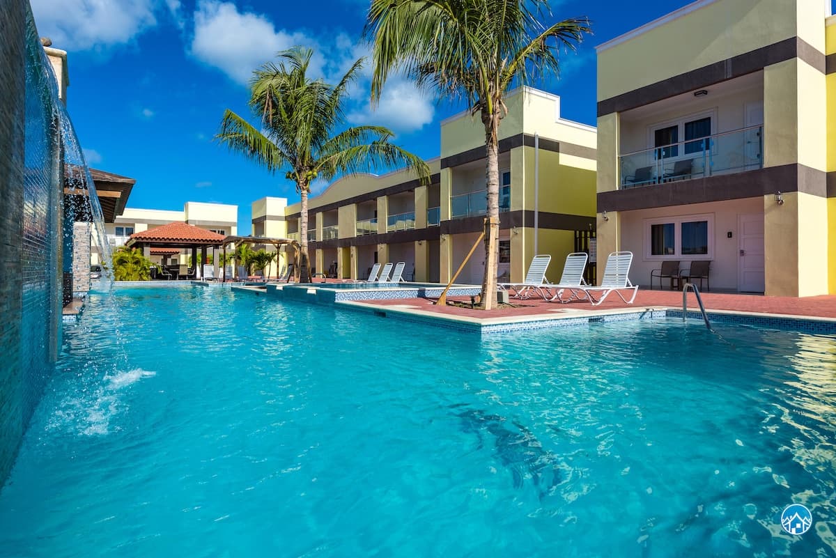 OCEAN PEARL! 2 bdr 2 bathr right by EAGLE BEACH!