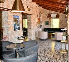 First thing you will notice about Aruba Experience Cafe is the beautiful and well thought out space. This is a lovely place for breakfast and lunch. You will be amazed for its quality food and service.