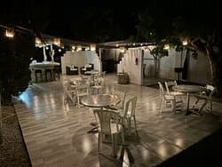 Gezellig terras met buitenkeuken / bar Naast het zwembad met ligbedden.