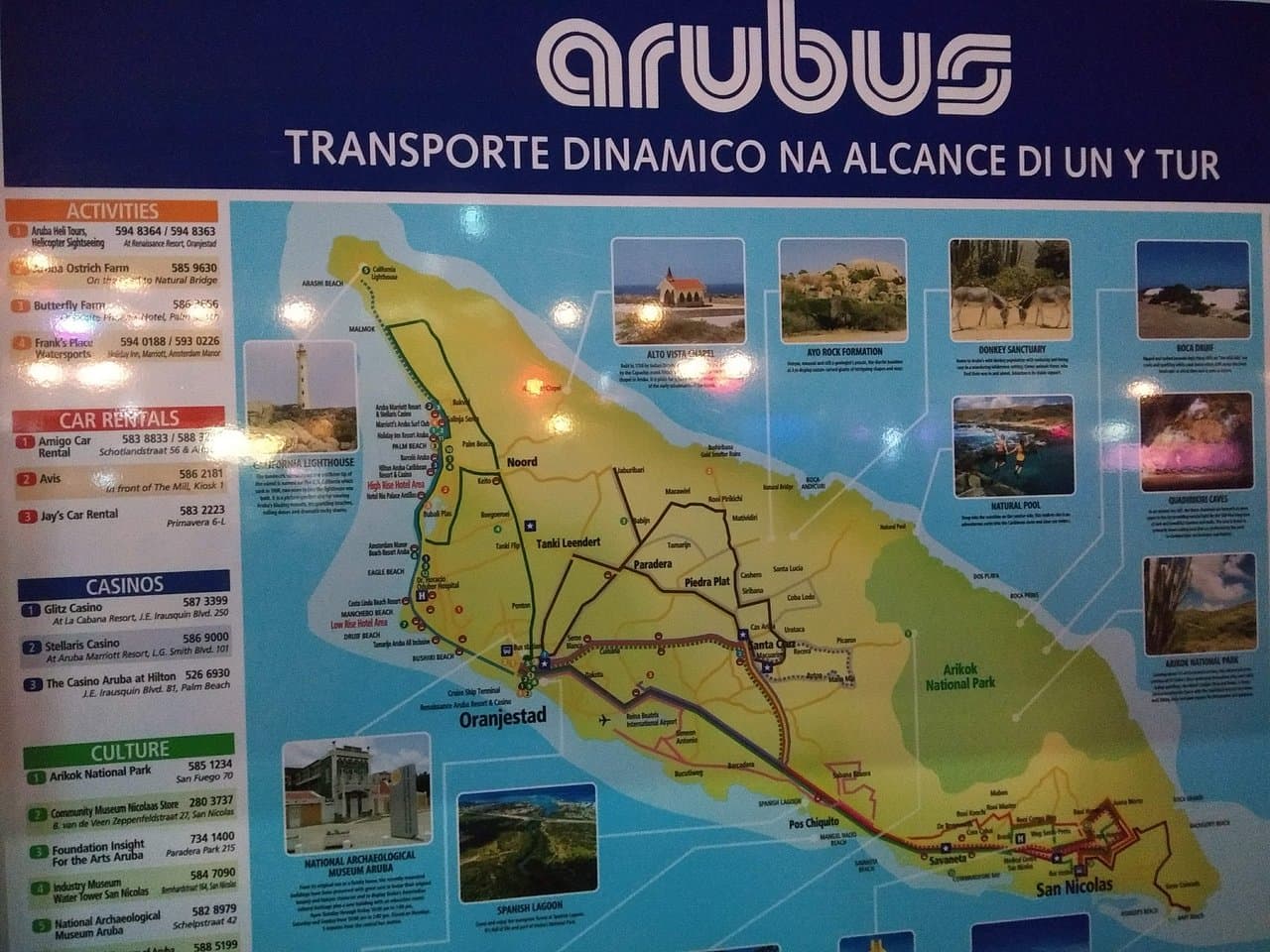 Dienstregeling en plattegrond Arubus in een bushokje.