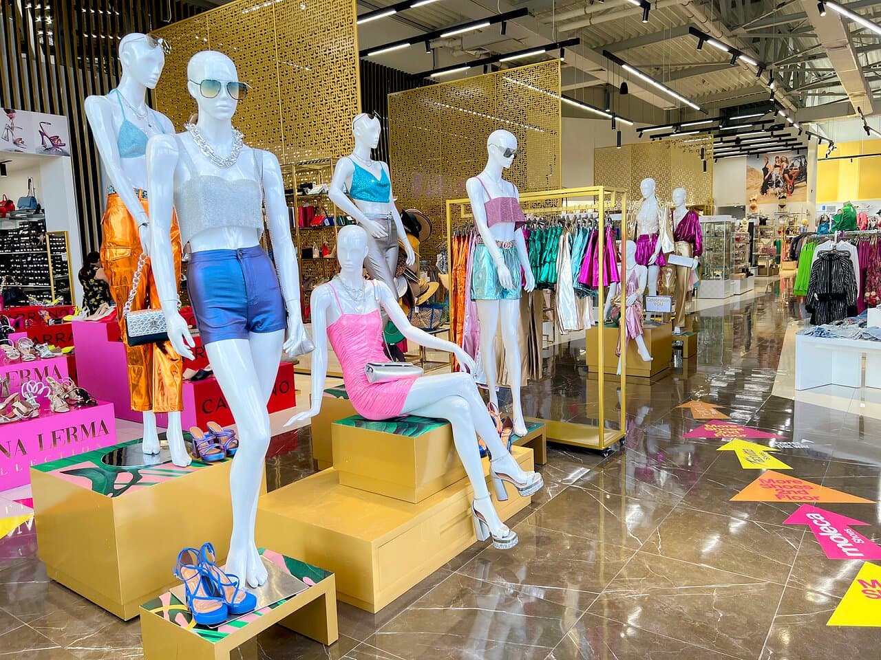 Visit Aruba's #1 Shopping store &  experience