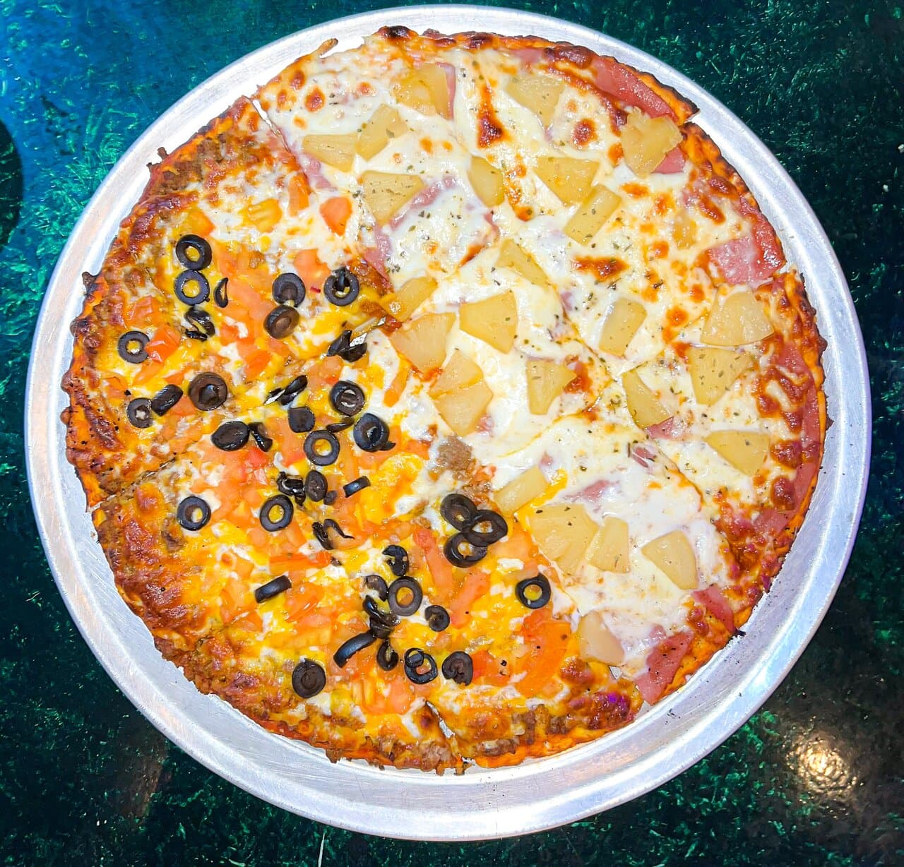Get your Large Pizza for the Price of Medium during our Happy Hours from 12 - 2 PM & 5 - 7 PM #MexicanPizza #HawaiianPizza #PizzaBobs