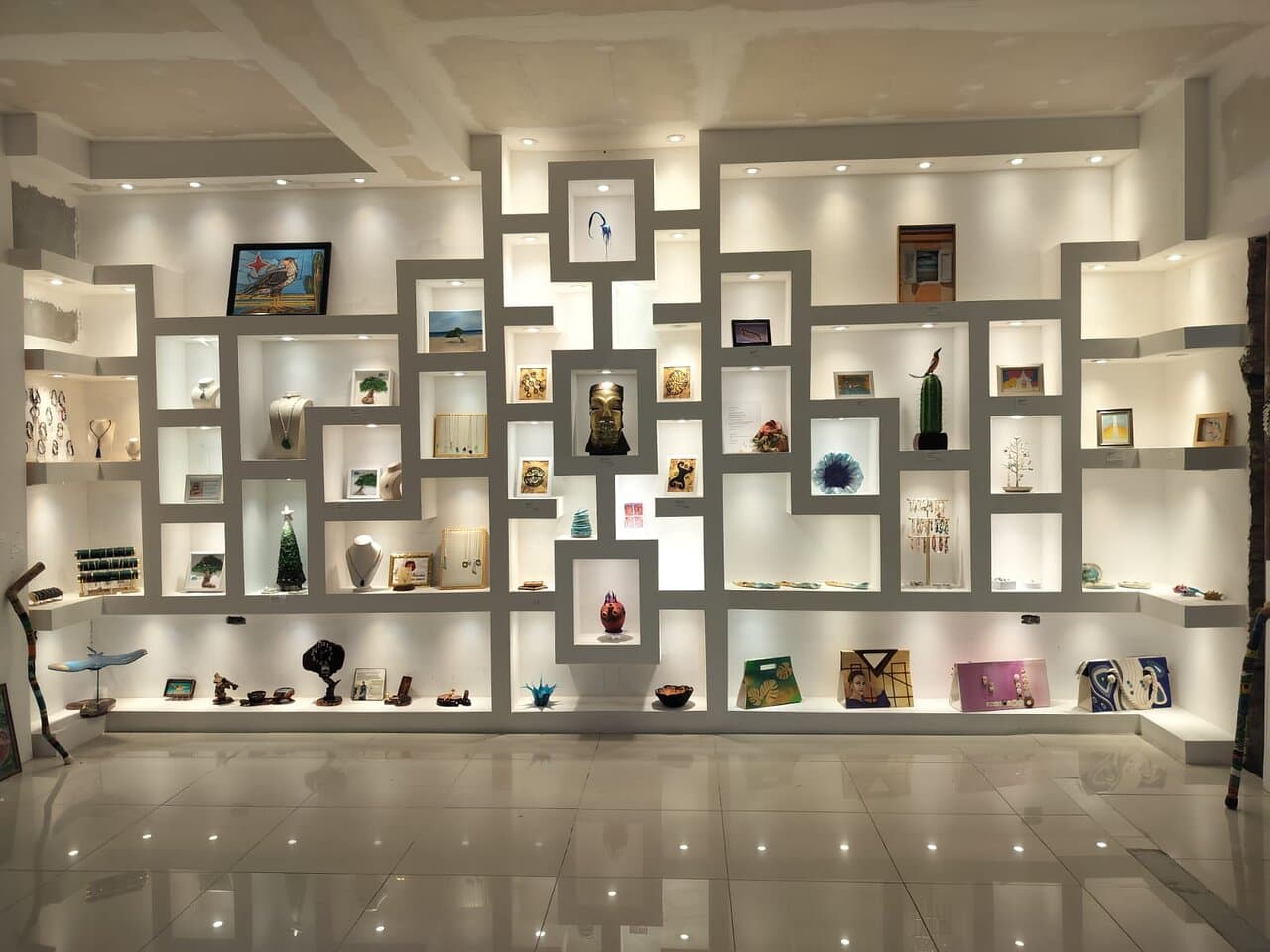 Discover the vibrant charm of Aruba at Space21.art, the latest gem in town! Immerse yourself in a world where craft meets art, creating a unique and exciting experience. This is your chance to take home a slice of Aruba's enchanting beauty!