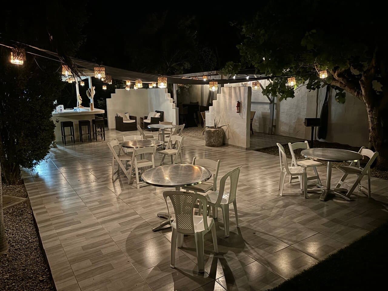 Gezellig terras met buitenkeuken / bar Naast het zwembad met ligbedden.