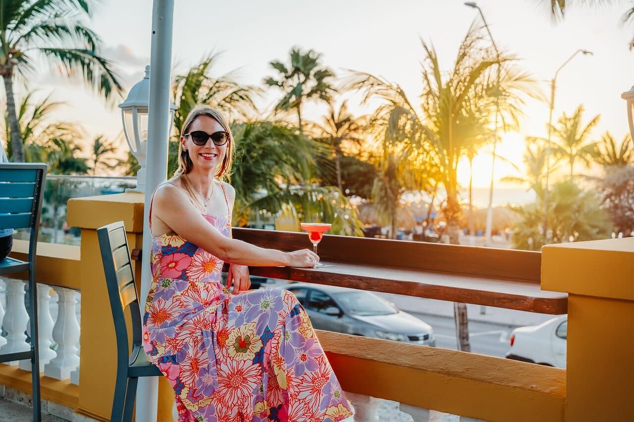 Horizons Lounge, delicious cocktails, menu and sunset views.