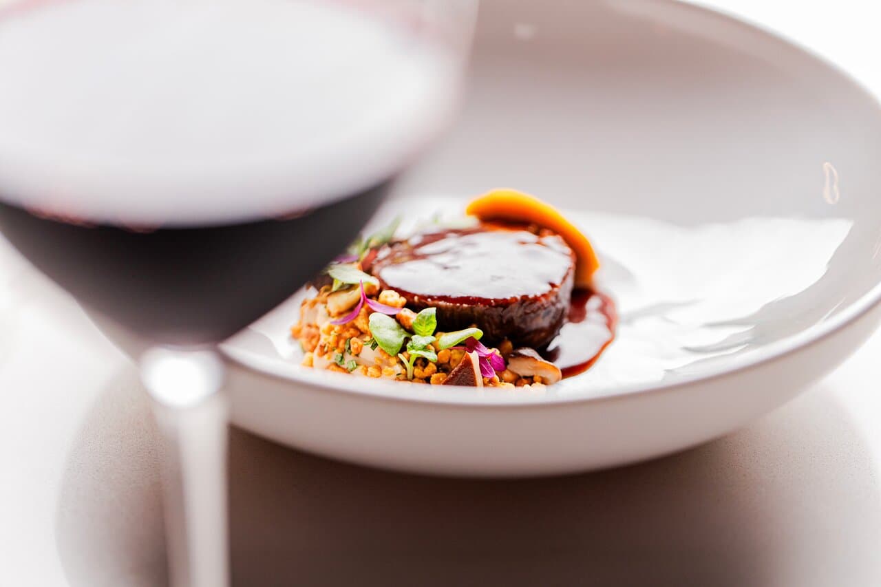 Our wine and cocktail suggestions complement the à la carte dishes perfectly, enhancing each flavor and making every bite a delight.