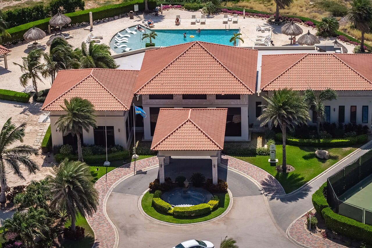 Club House: Restaurant, Gym, Tennis Court and Pool