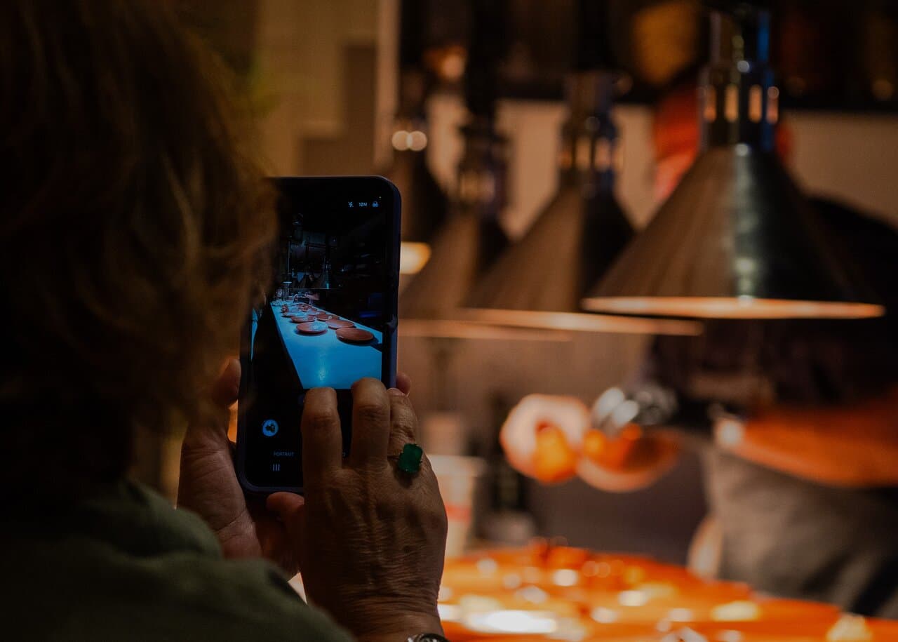 At The Journey Chef’s Table Aruba, every course is more than a dish — it’s a picture-perfect moment unfolding before your eyes. Guests sit just a few feet from Chef Patrick, watching as he transforms simple ingredients into art during a 5½-course culinary journey. You’re encouraged to take photos, ask questions, and truly be part of the experience. The glow of the kitchen lights, the aroma in the air, the stories behind every flavor — it’s an evening made to savor and capture.