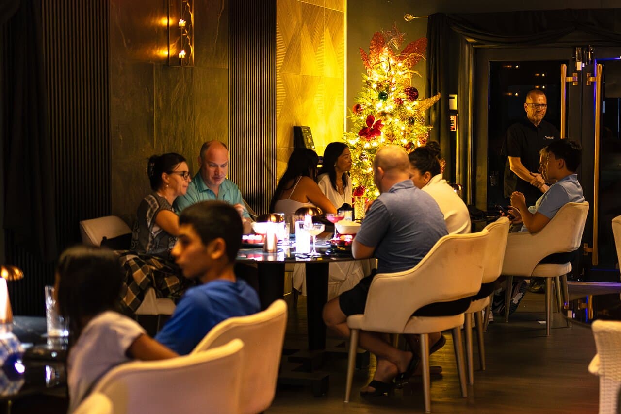 Soft lights. Shared tables. A night filled with warmth. At La Nuena Fondue & Grill, every evening feels inviting, whether you’re gathering with family or enjoying a relaxed dinner with friends.  An atmosphere made for lingering.