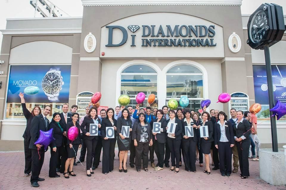 Our Diamonds International Team on a sunny day at Aruba!