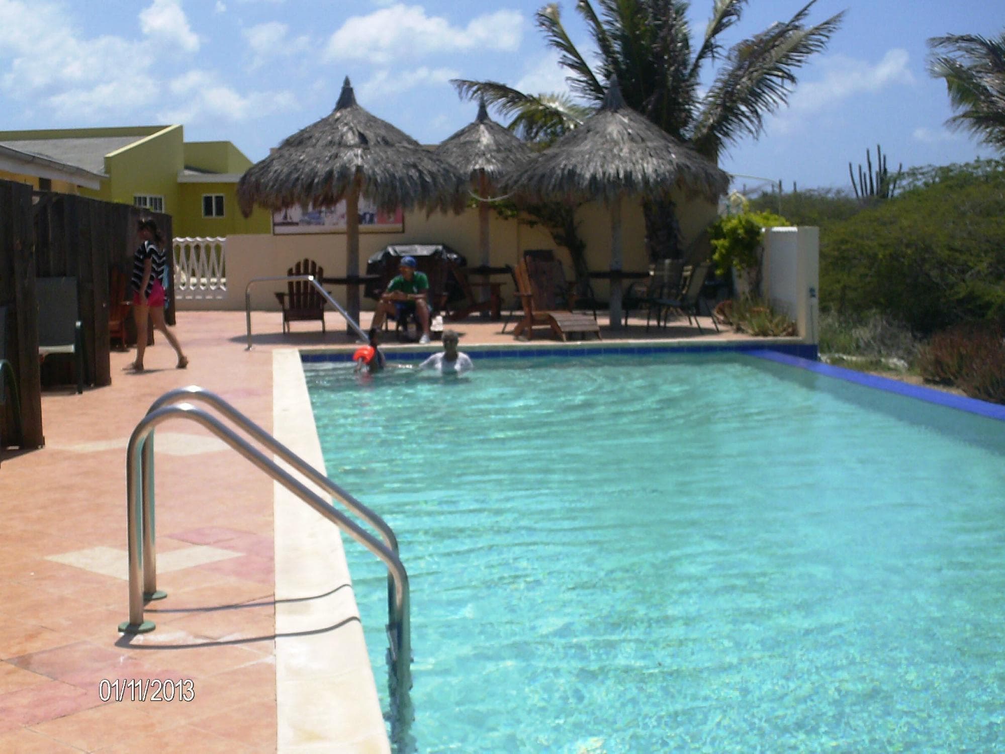 BORDE DE LA PISCINA