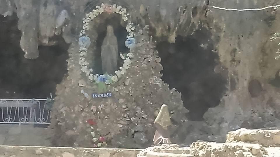 Lourdes Grotto: Virgen de Lourdes y Santa Bernardita