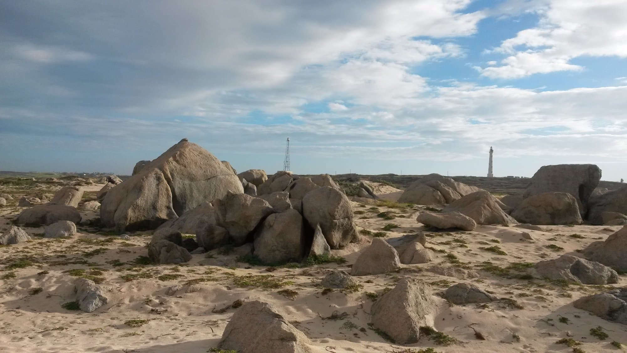 piedras de granito con vista de fondo del Faro california