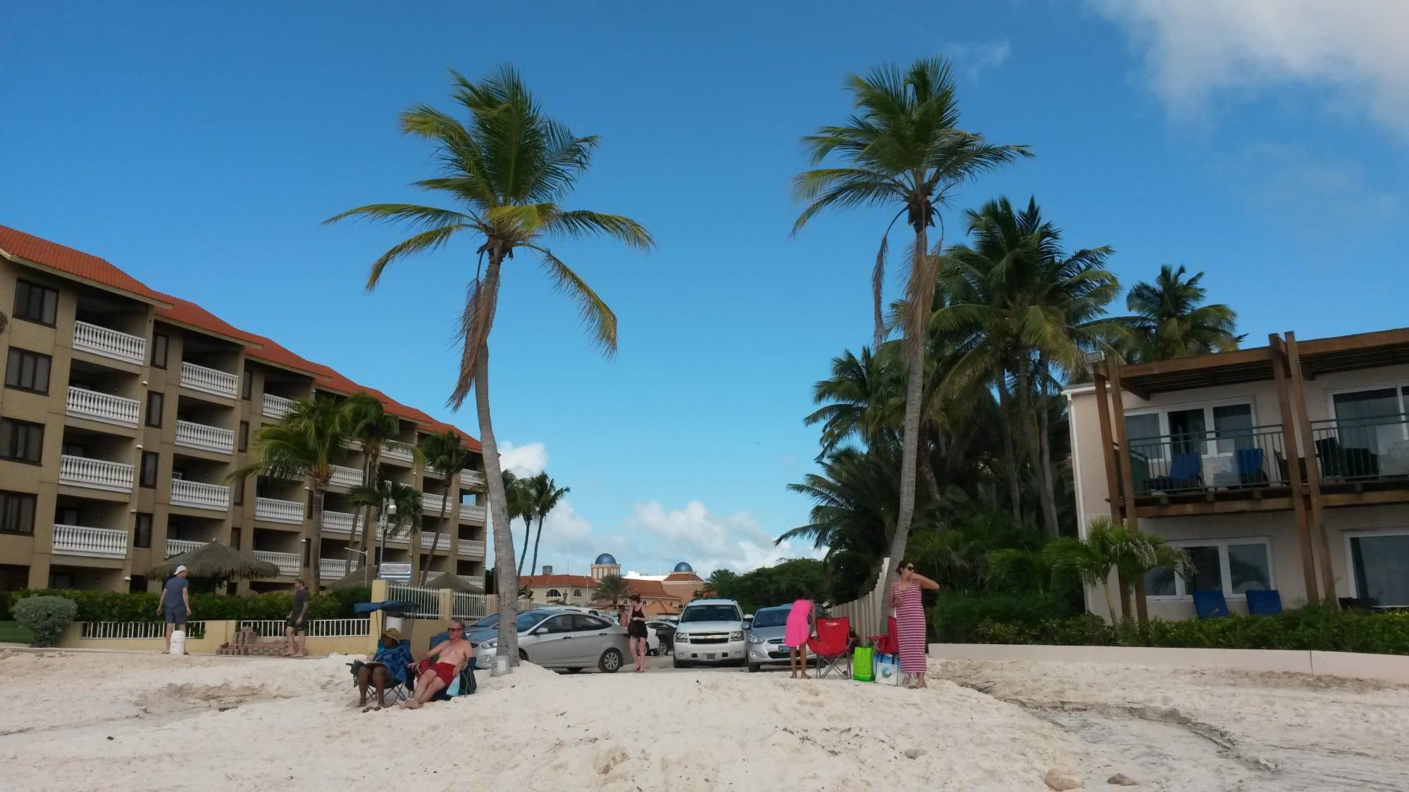 entrada a la playa publica con estacionamiento gratis