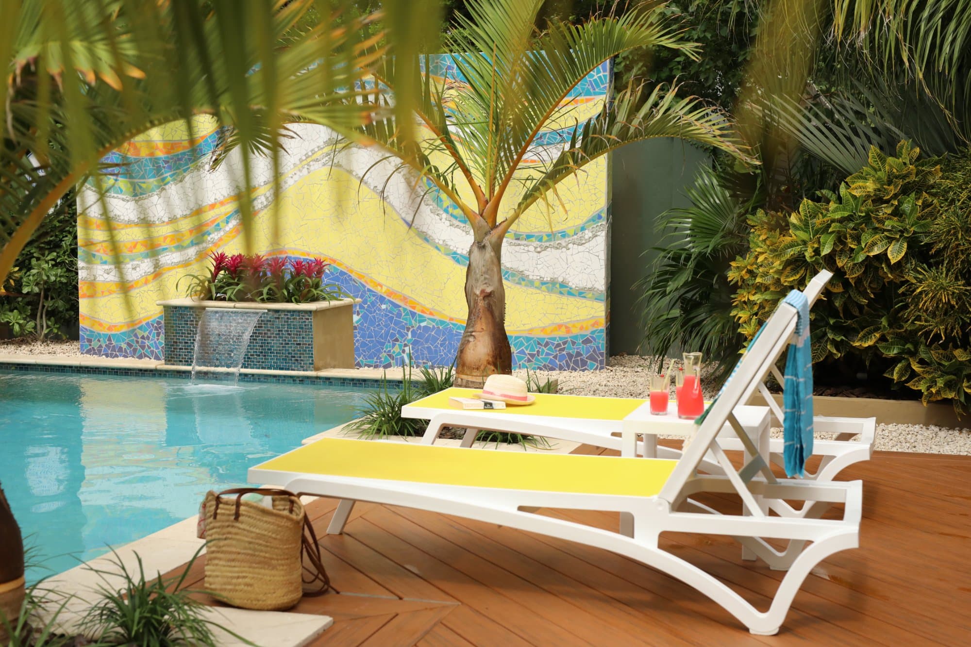 Mozaique art wall relaxing water element in pool