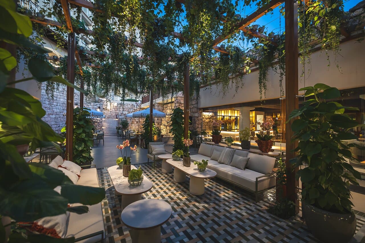 Nestled within the luxurious Hyatt Regency Aruba Resort & Casino on Palm Beach, Piccolo Restaurant offers an intimate and refined dining experience that blends the charm of a boutique steakhouse with the warmth of Aruban hospitality. Whether you're a resort guest or simply exploring the culinary scene of Eagle Beach, Piccolo is a delightful surprise waiting to be discovered.