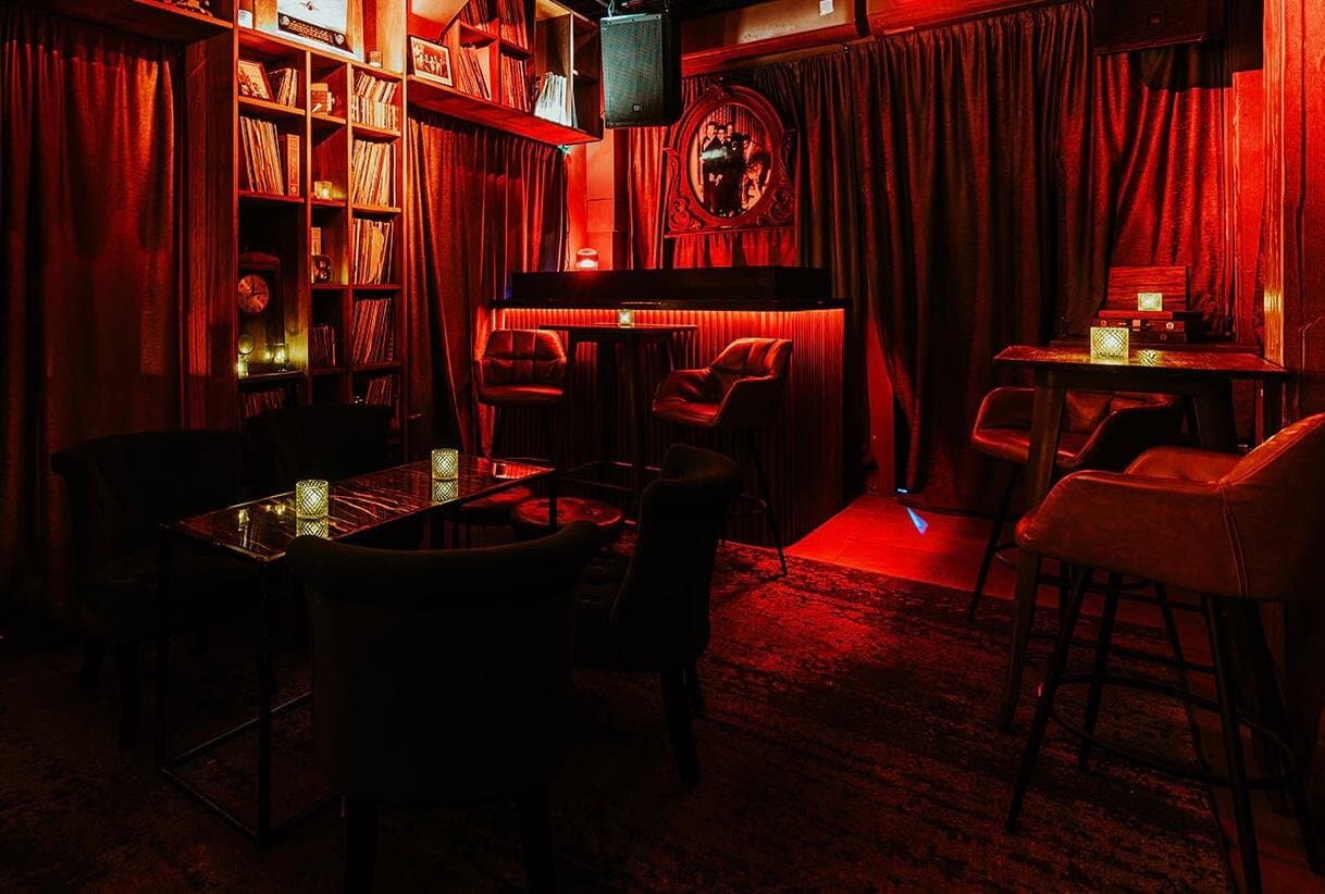 Boutique Speakeasy is a unique spot in Aruba where fun meets culture. Enjoy craft cocktails, board games, and exclusive pieces from the Aruba Museum, displayed to support the preservation of local heritage. It's the perfect place to unwind, connect, and experience something truly different.