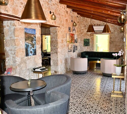 First thing you will notice about Aruba Experience Cafe is the beautiful and well thought out space. This is a lovely place for breakfast and lunch. You will be amazed for its quality food and service.